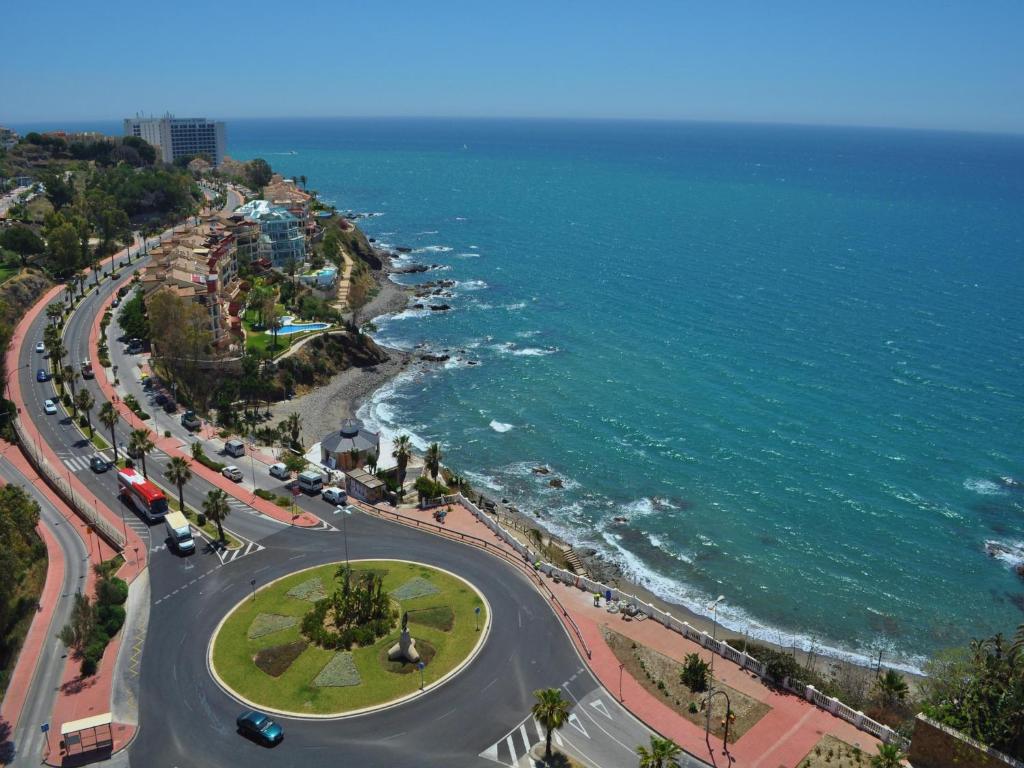 z powietrza widok na drogę nad oceanem w obiekcie Pleasant apartment in Benalmadena near Playa Beach w mieście Benalmádena