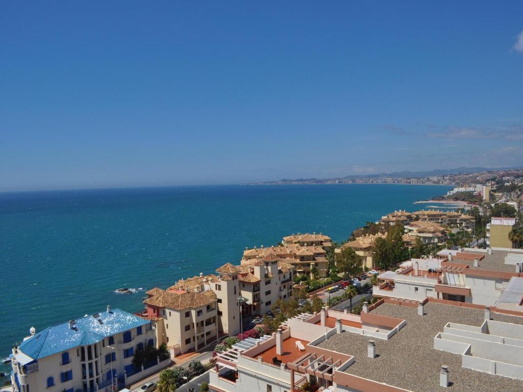 z góry widok na miasto nad oceanem w obiekcie Pleasant apartment in Benalmadena near Playa Beach w mieście Benalmádena
