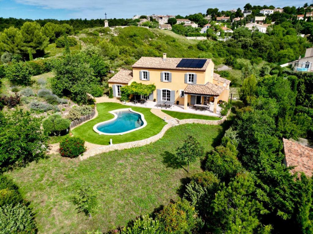 une vue aérienne d'une maison avec piscine dans l'établissement Villa Provençale avec Piscine à Aurons, à Aurons