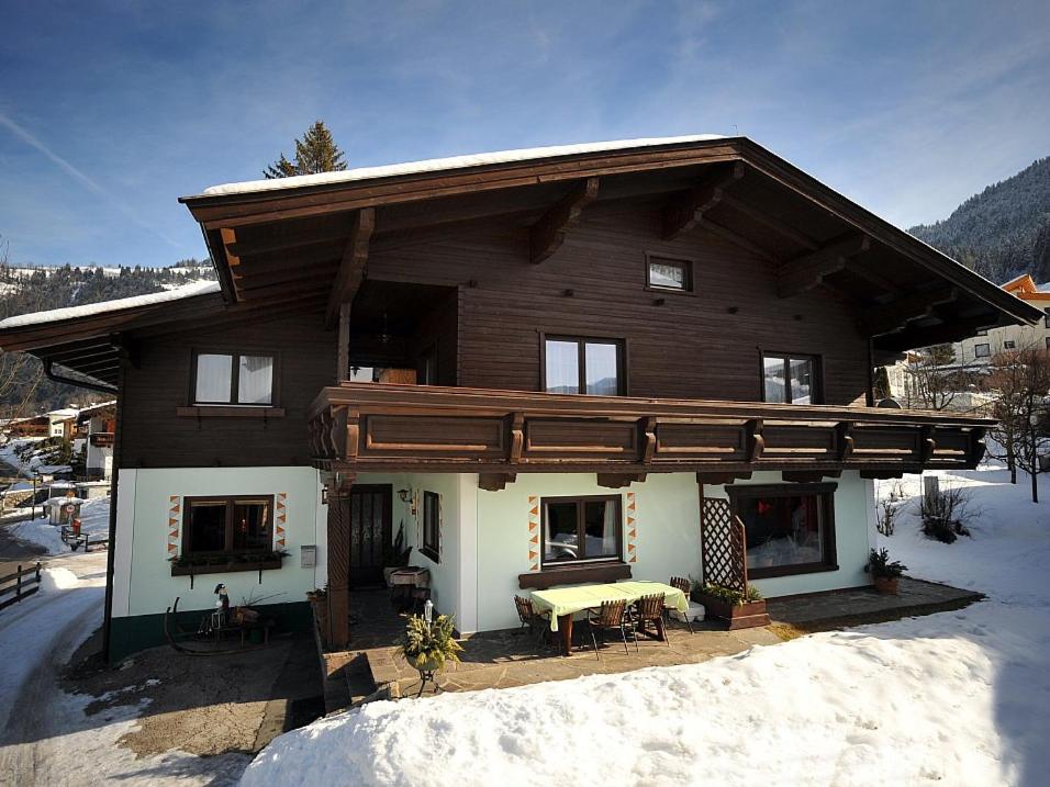 ein Blockhaus mit einer Veranda im Schnee in der Unterkunft Haus Jochblick Familie Loinger in Itter