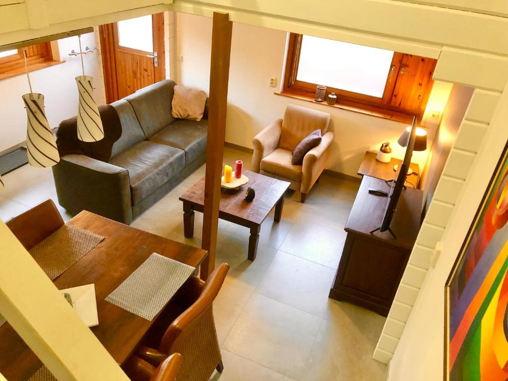 a living room with a couch and a table at Westkapelle appartement en vakantiehuis in Westkapelle