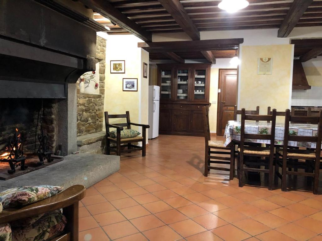 Restaurace v ubytování Farmhouse in Apecchio with Swimming Pool, Terrace, Garden