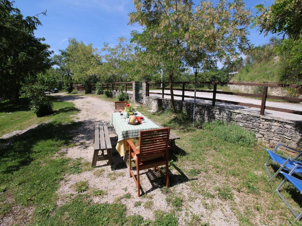 Zahrada ubytování Farmhouse in Apecchio with Swimming Pool, Terrace, Garden