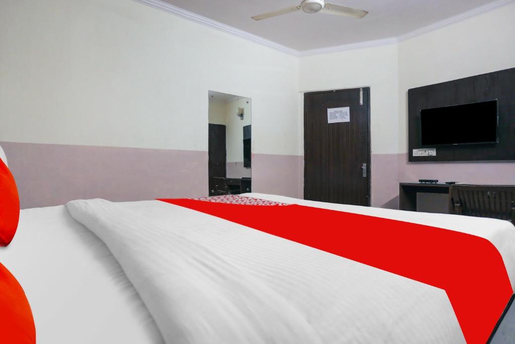 Postel nebo postele na pokoji v ubytování Hotel O Royal Galaxy