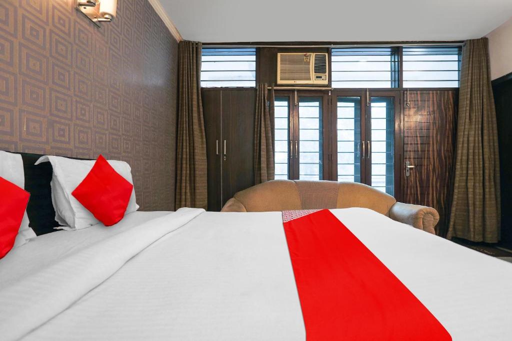 Postel nebo postele na pokoji v ubytování Hotel O Royal Galaxy