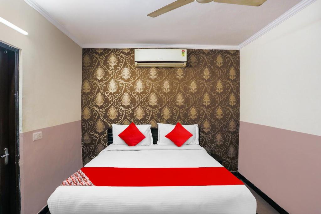 Postel nebo postele na pokoji v ubytování Hotel O Royal Galaxy