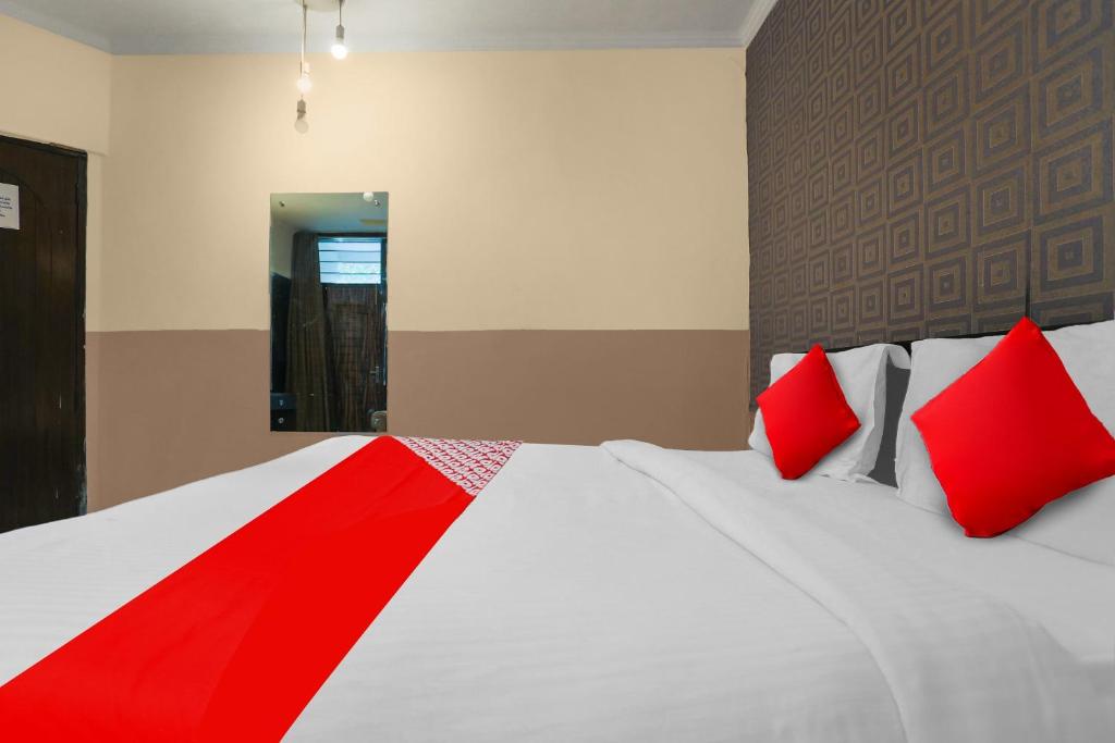 Postel nebo postele na pokoji v ubytování Hotel O Royal Galaxy