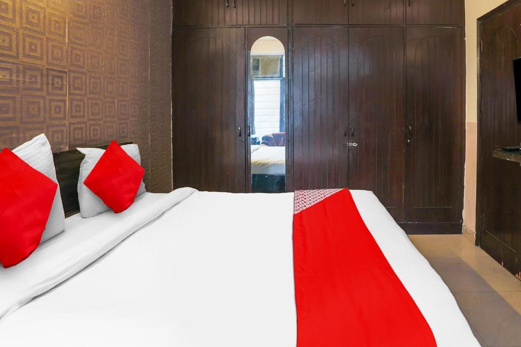 Postel nebo postele na pokoji v ubytování Hotel O Royal Galaxy