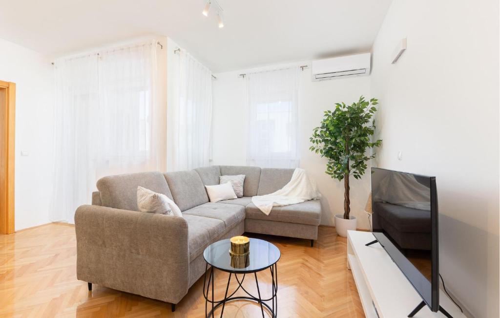 1 Bedroom Cozy Apartment In Makarska