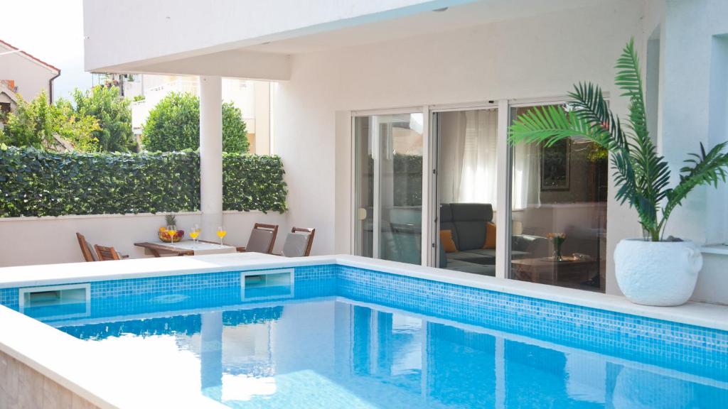 Apartment Aura Maris with Pool & Parking