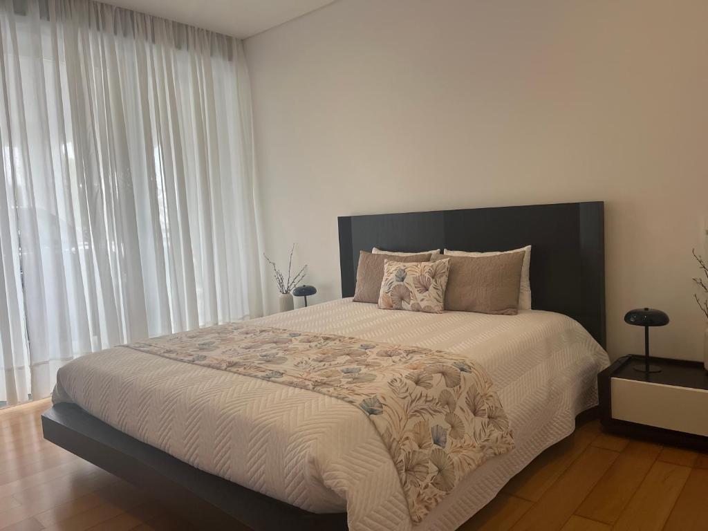 Postel nebo postele na pokoji v ubytování Crystal House