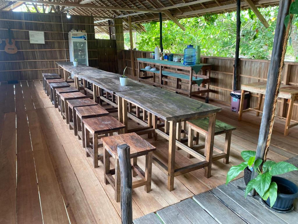 Restaurace v ubytování Mansuar Raja Ampat Bungalows