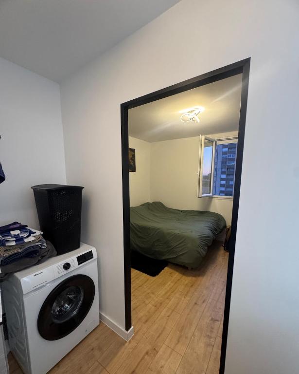 - un miroir dans une chambre avec un lit et un lave-linge dans l'établissement Charming studoi kuilopil, à Chalon-sur-Saône