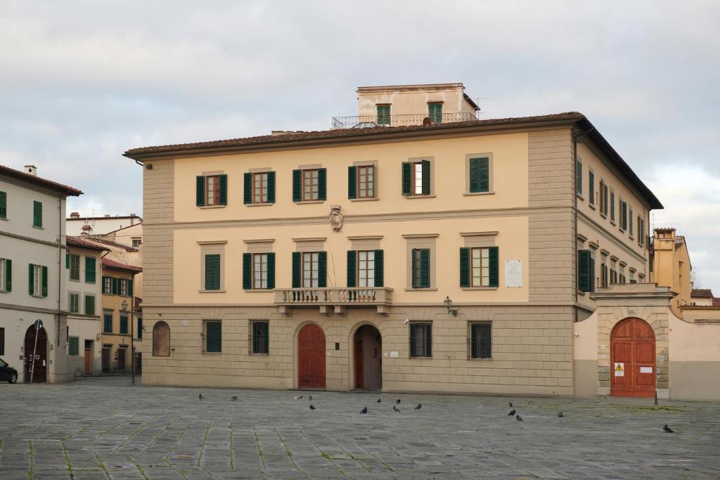 ein großes Gebäude, vor dem Tauben stehen in der Unterkunft Casa Santo Nome di Gesu in Florenz