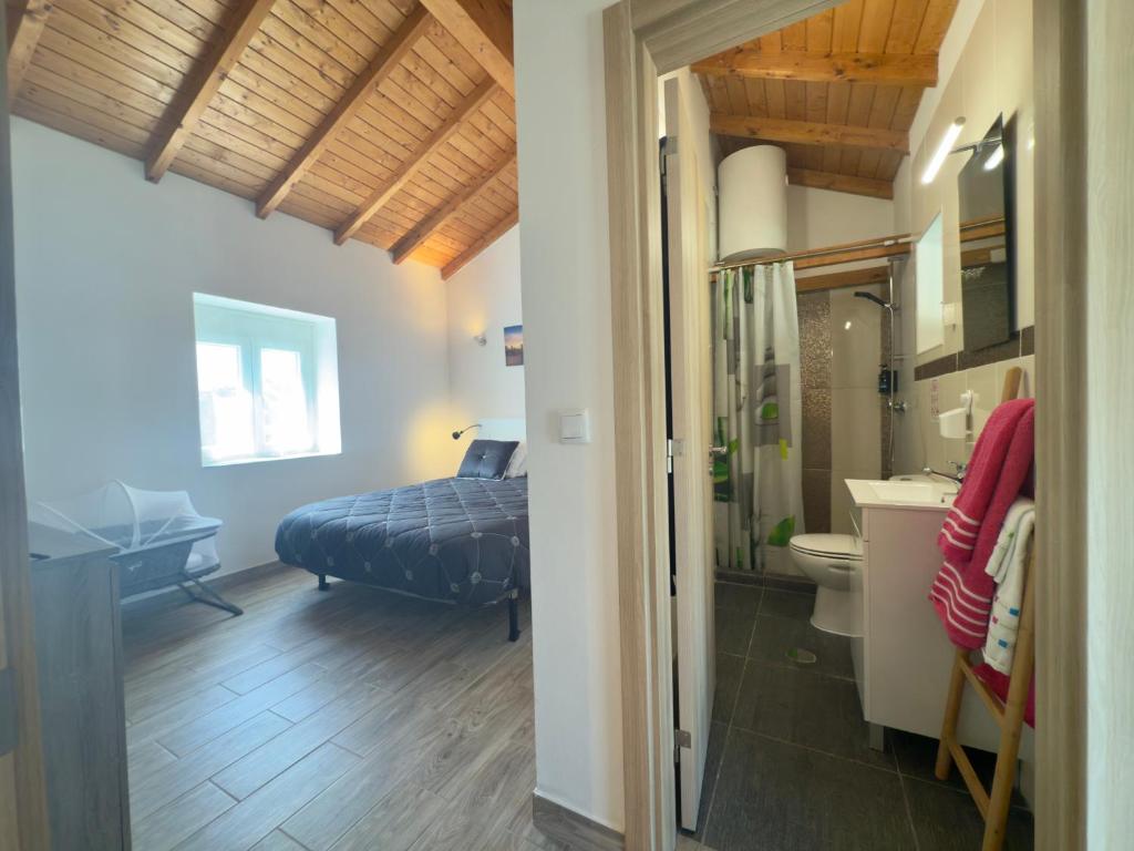 Postel nebo postele na pokoji v ubytování Monte Maltezinho