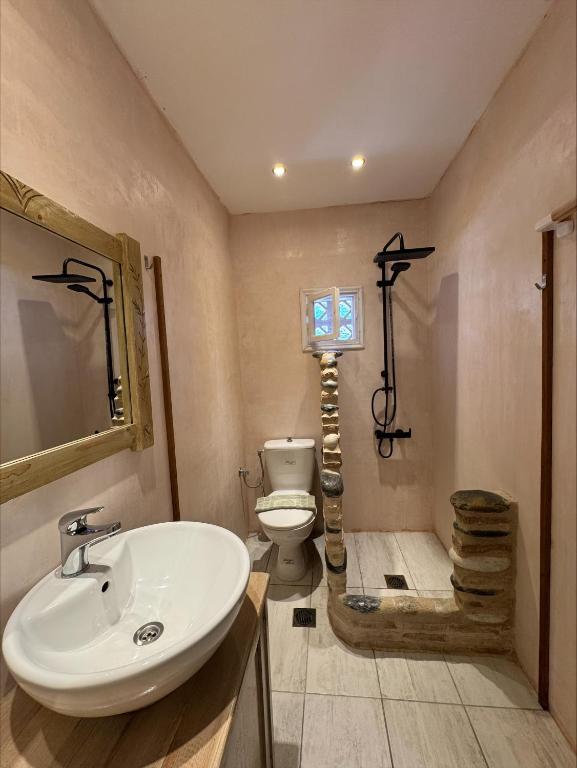 Kúpeľňa v ubytovaní Akrotiri B&B