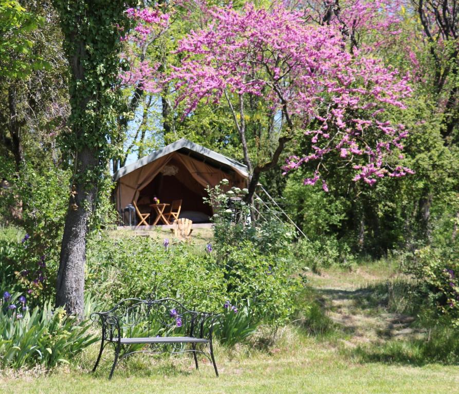 Zahrada ubytování Les Toiles de La Tortillère tentes luxes safari lodge glamping insolite