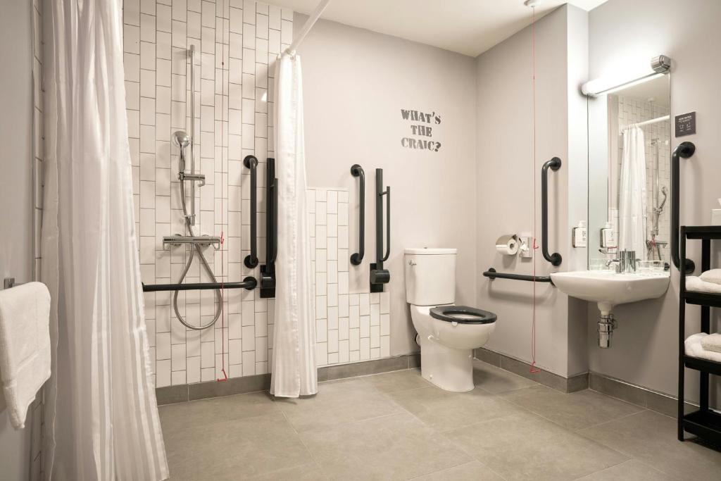 Un baño de Moxy Dublin City