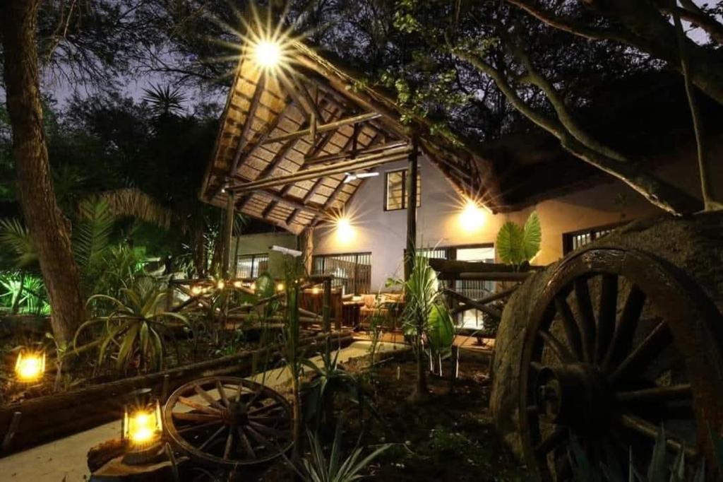 - Vistas nocturnas a un restaurante con luces en Leopard Rock Guest Lodge, en Mica