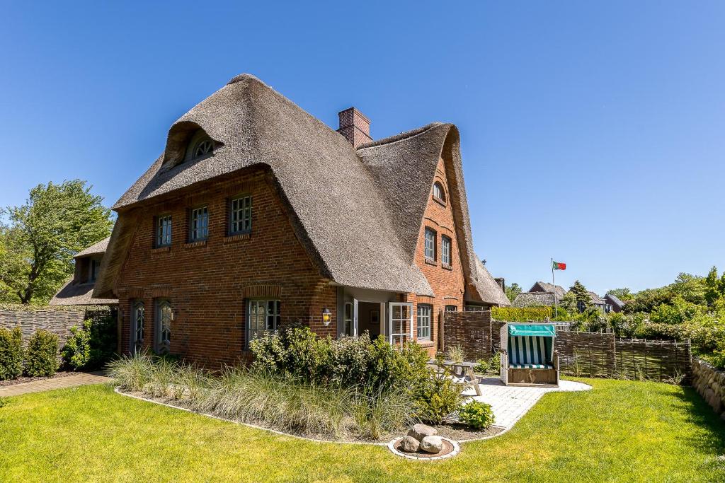 an old house with a thatched roof at Appartement Salzwiese in Tinnum