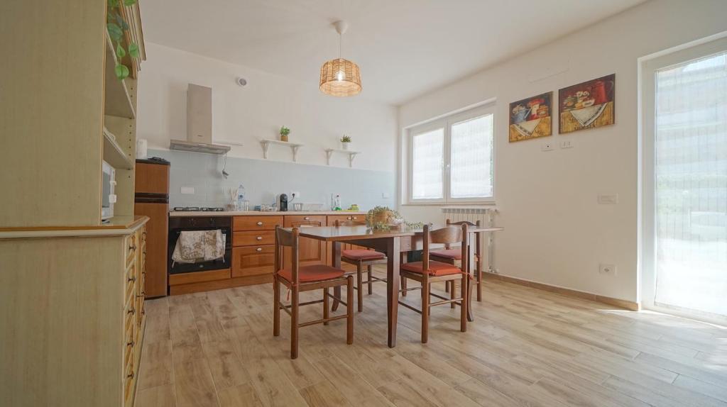 a kitchen with a table and chairs in a room at Casa Florinda in Monterotondo