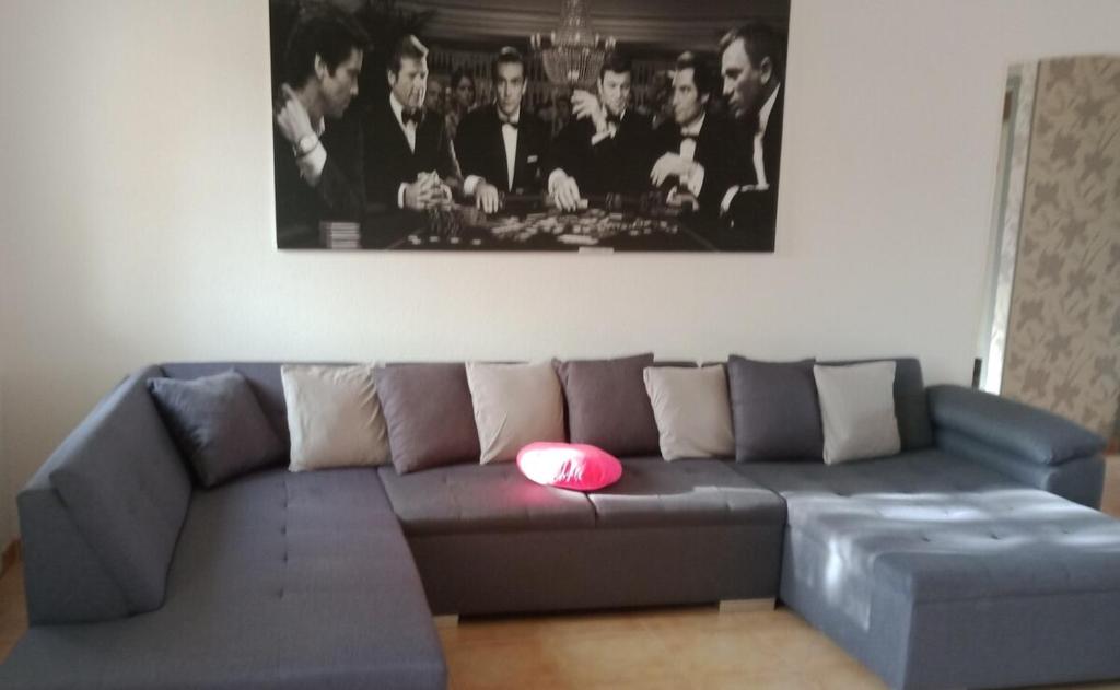 - un salon avec un canapé bleu et un oreiller rouge dans l'établissement Maison de vacances à Angles, à Angles