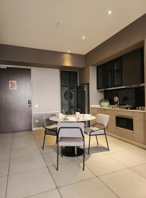 Cucina o angolo cottura di Millerz Square Suite by Define Suite