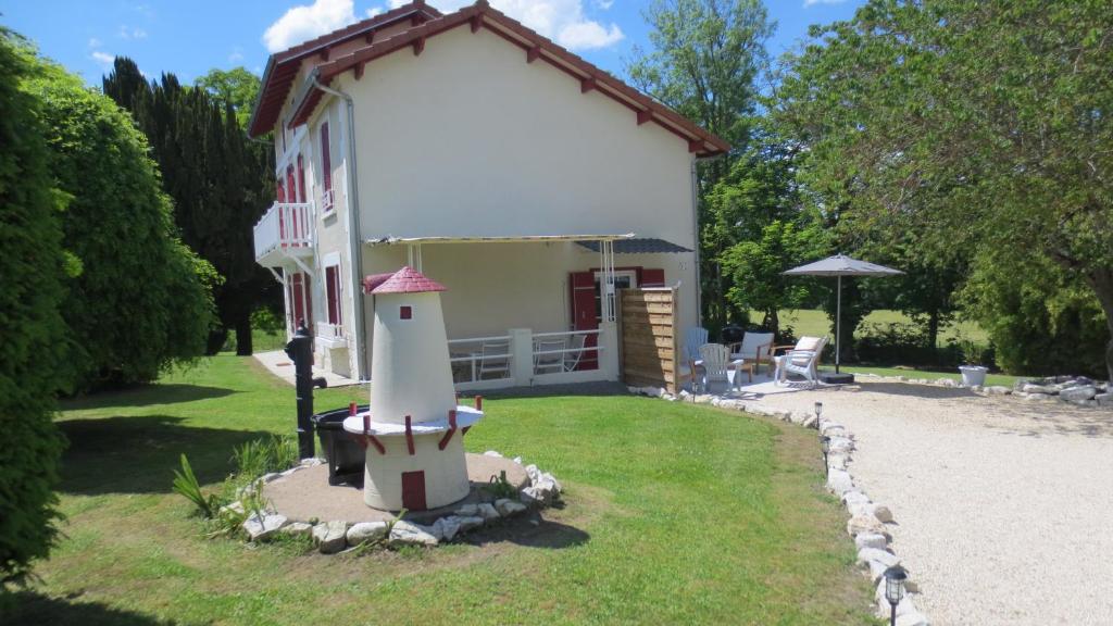 a lighthouse in the yard of a house at Au petit moulin in Issigeac