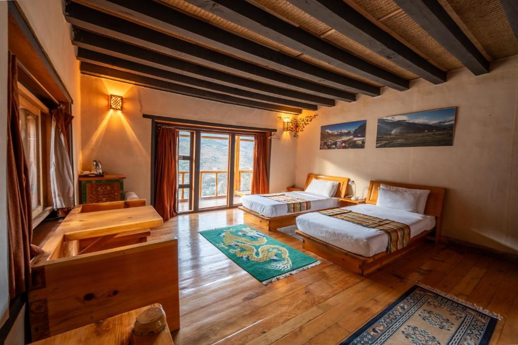 Postel nebo postele na pokoji v ubytování Wangdue Ecolodge