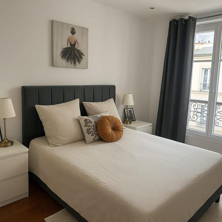 - une chambre dotée d'un grand lit avec une citrouille dans l'établissement Belle Epoque Bagtinolles, à Paris