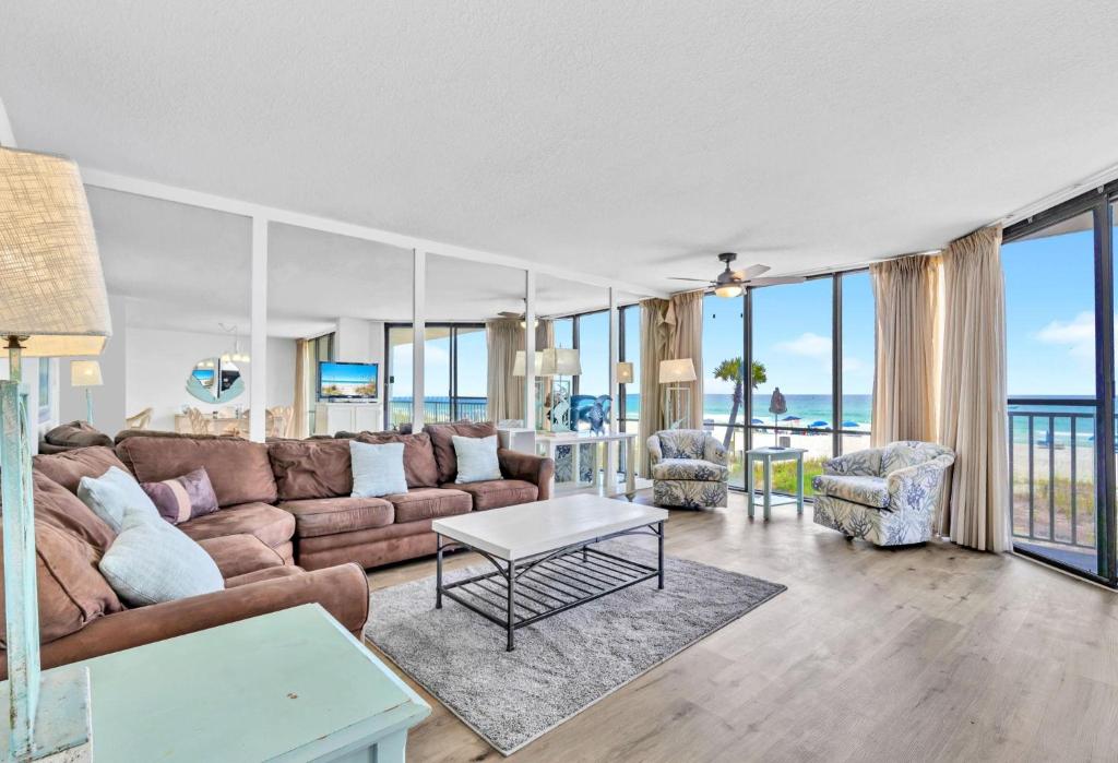 una sala de estar con un sofá y una mesa en Windward 106 at Edgewater, en Panama City Beach