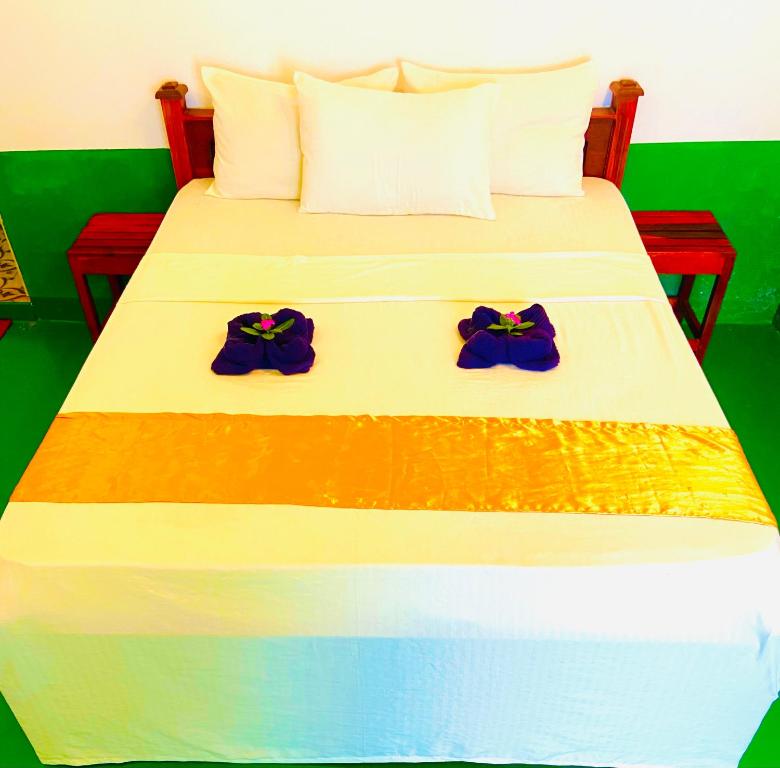 Marina Way Beach Hotel Surf & Tour客房内的一张或多张床位