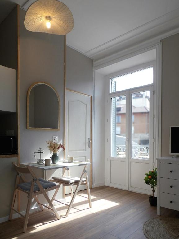 Photo de la galerie de l'établissement Petit cocon du centre-ville - balcon, à Aix-les-Bains