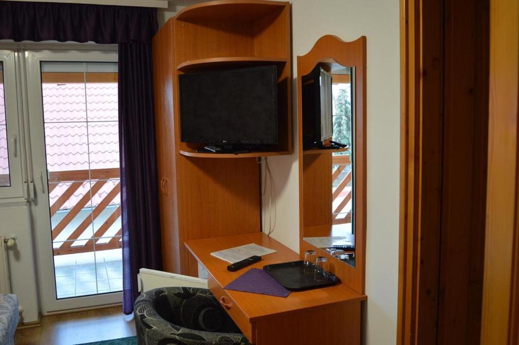 Telewizja i/lub zestaw kina domowego w obiekcie Erika Pension