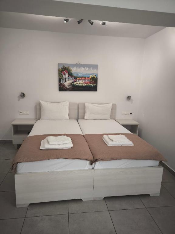 Postel nebo postele na pokoji v ubytování Alexia Rooms