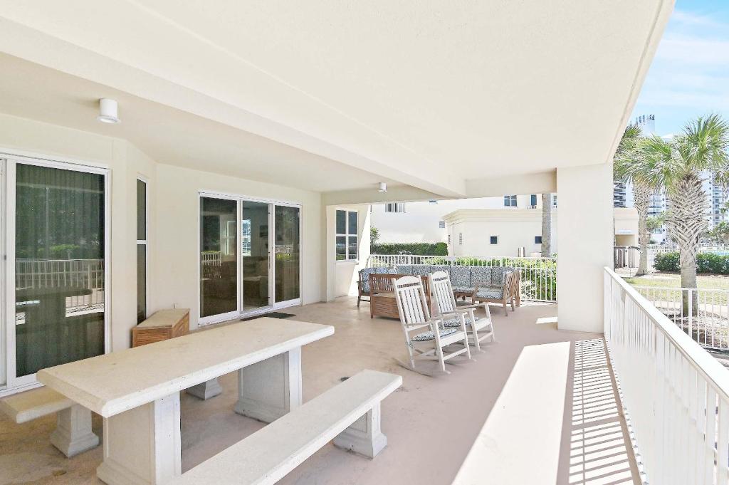 Ein Balkon oder eine Terrasse in der Unterkunft Ariel Dunes II 101