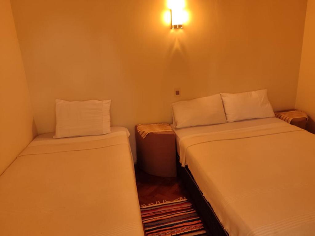 Postel nebo postele na pokoji v ubytování Tower Suites
