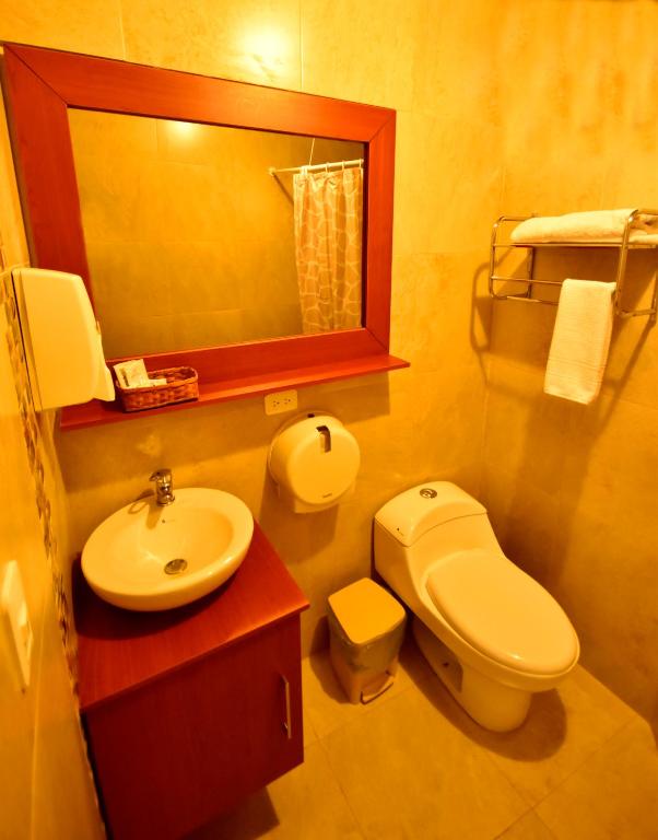 Koupelna v ubytování Hotel Montecarlo