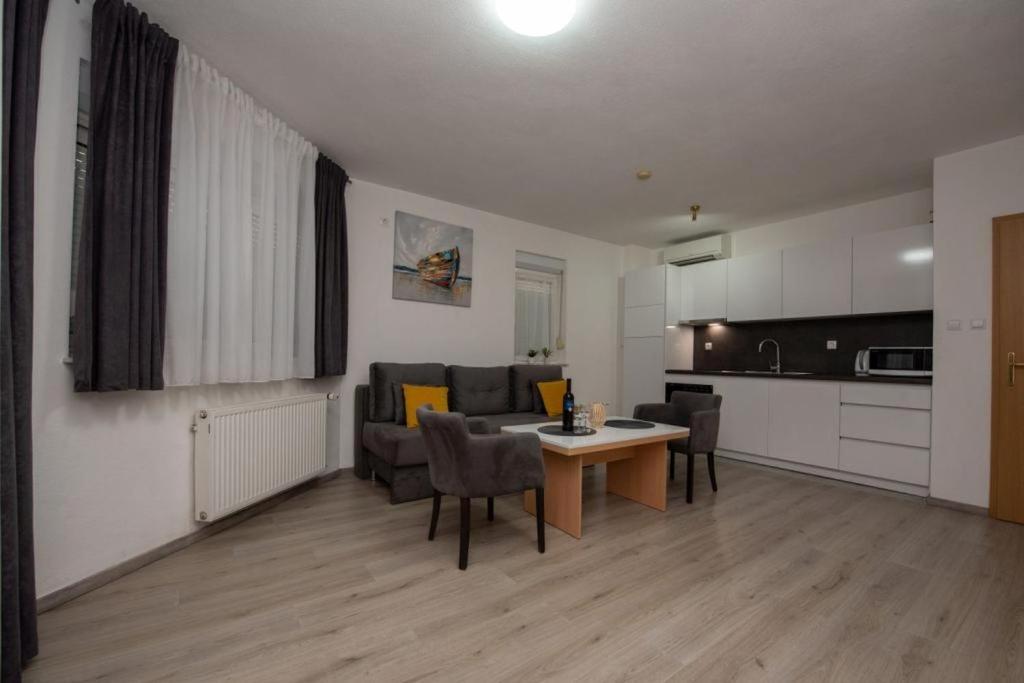 Kuchyňa alebo kuchynka v ubytovaní Apartment in Trogir with sea view, balcony, air conditioning, Wi-Fi (4786-1)