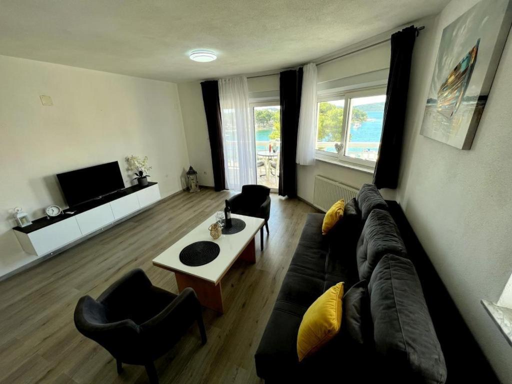 Televízia a/alebo spoločenská miestnosť v ubytovaní Apartment in Trogir with sea view, balcony, air conditioning, Wi-Fi (4786-1)