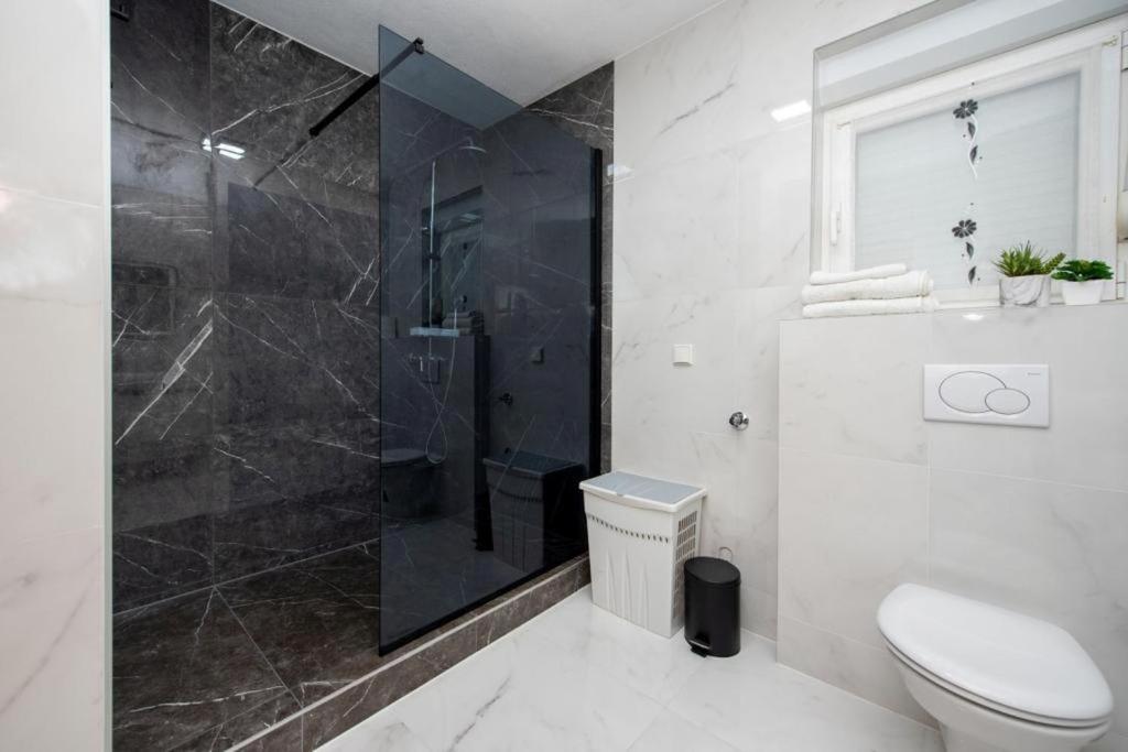 Kúpeľňa v ubytovaní Apartment in Trogir with sea view, balcony, air conditioning, Wi-Fi (4786-1)