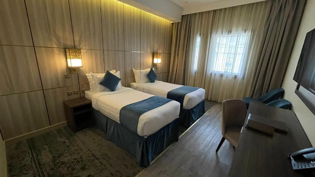 Postel nebo postele na pokoji v ubytování Al Ebaa Hotel