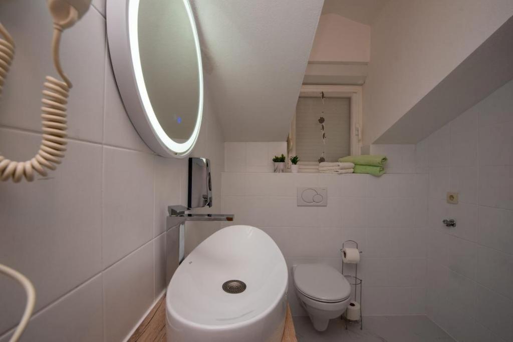Kúpeľňa v ubytovaní Apartment in Trogir with sea view, balcony, air conditioning, Wi-Fi (4786-2)