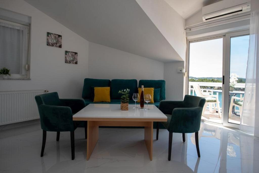 Posedenie v ubytovaní Apartment in Trogir with sea view, balcony, air conditioning, Wi-Fi (4786-2)