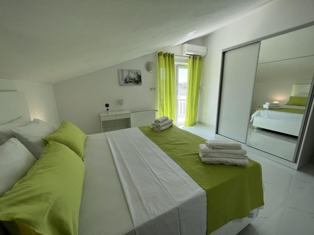 Posteľ alebo postele v izbe v ubytovaní Apartment in Trogir with sea view, balcony, air conditioning, Wi-Fi (4786-2)