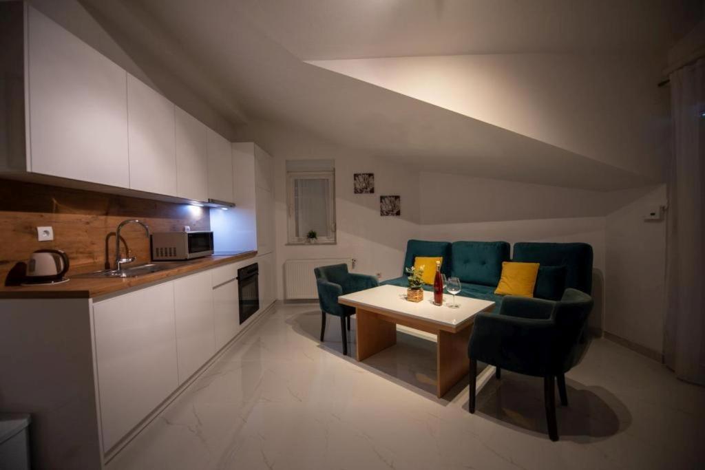 Kuchyňa alebo kuchynka v ubytovaní Apartment in Trogir with sea view, balcony, air conditioning, Wi-Fi (4786-2)