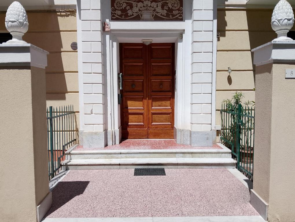 a wooden door on a building with stairs at Ca' del Golfo in Levanto