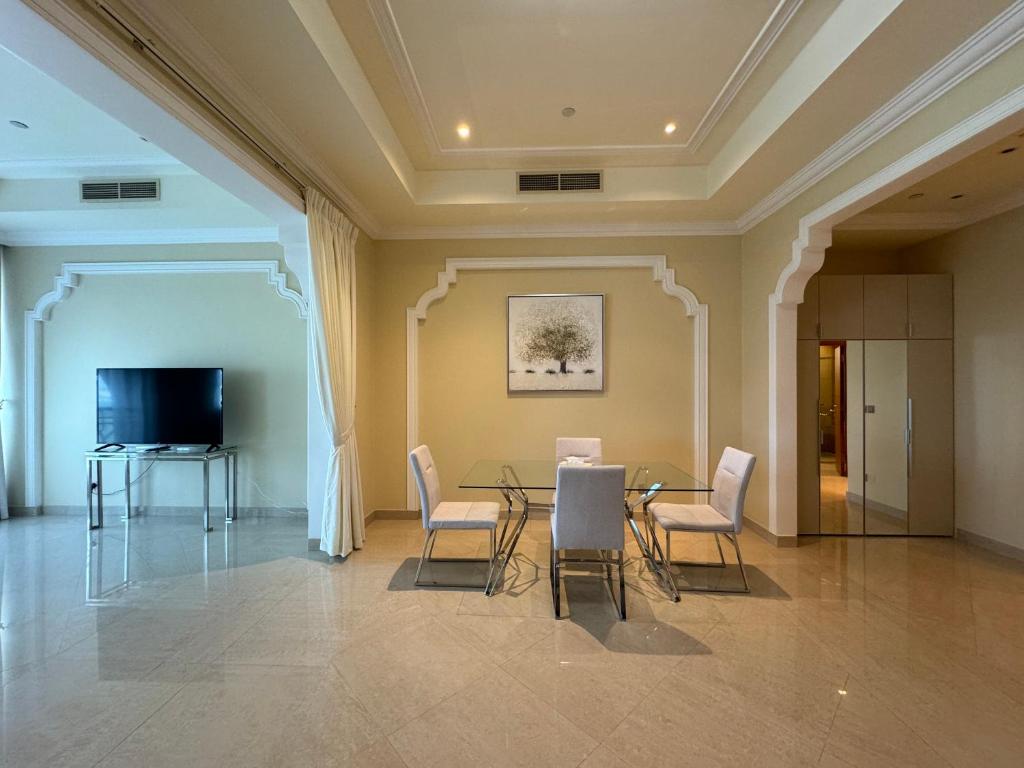 TV a/nebo společenská místnost v ubytování Private Suites Al Hamra Palace at golf & sea resort