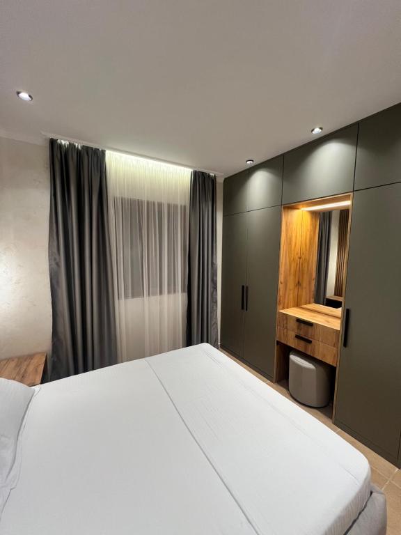 Postel nebo postele na pokoji v ubytování Kamberi Hotel & Apartments