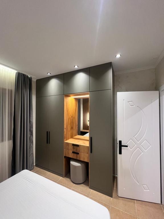 Postel nebo postele na pokoji v ubytování Kamberi Hotel & Apartments